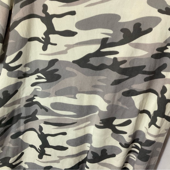 Heimish Women’s Short Sleeve V-Neck Gray Camouflage Size Large - Picture 9 of 11